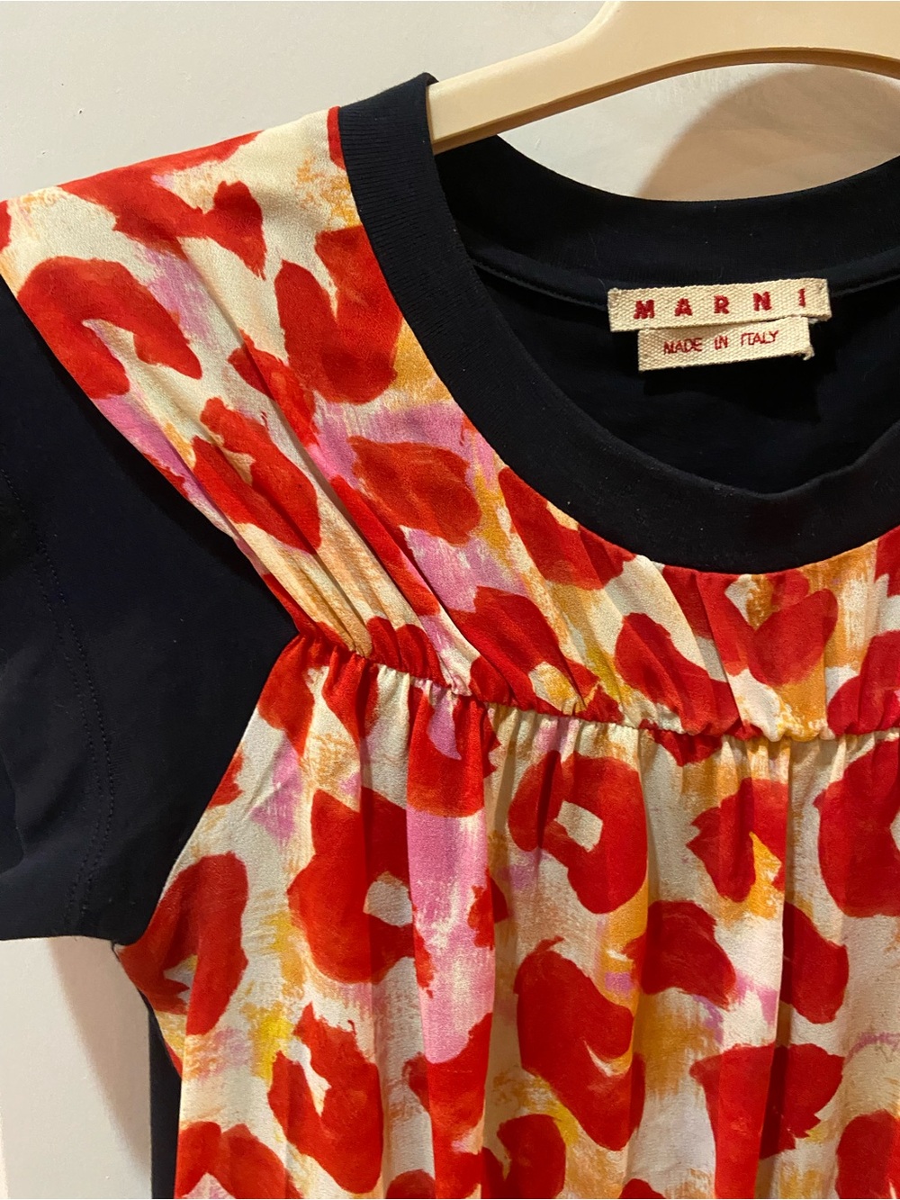 Marni Black Short Sleeve Top with Red & Pink Floral Print IT 42 US 6 - Picture 2 of 2